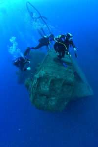 Buceadores en el Peñón arco hundido de tabaiba